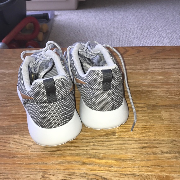 Nike Roshe One Sneakers - Picture 8 of 8